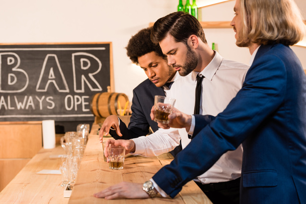 бизнесмены пьют виски в баре
 - Фото, изображение