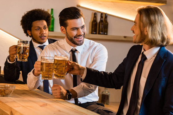 üzletemberek sört bar-ban - Fotó, kép