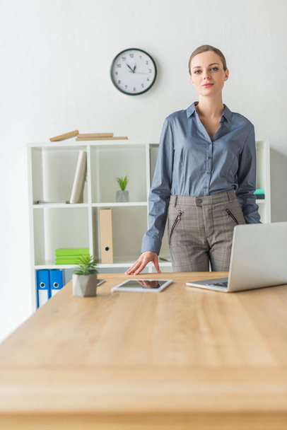 Podnikatelka, stojící na pracovní stůl - Fotografie, Obrázek