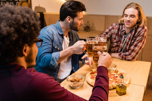 друзья с пиццей и пивом в баре
 - Фото, изображение