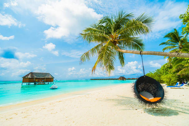 Πανέμορφη τροπική παραλία και θάλασσα με καρύδα Φοίνικα στο γαλάζιο του ουρανού στο Μαλδίβες νησί - ωθήσει επάνω το χρώμα επεξεργασίας - Φωτογραφία, εικόνα