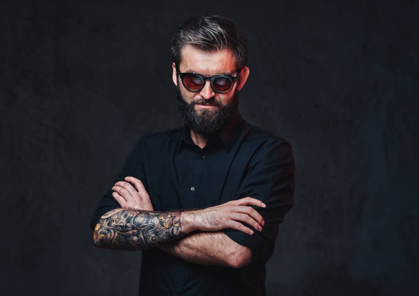 Привлекательный бородатый мужчина с татуировками
 - Фото, изображение