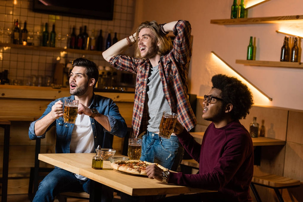 amigos con cerveza viendo partido en el bar
   - Foto, Imagen