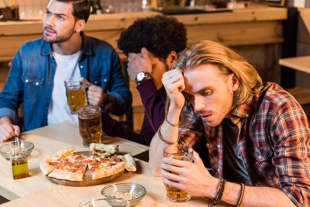 amigos con pizza y cerveza en el bar
 - Foto, imagen