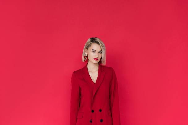 blonde stylish girl in red jacket - Foto, afbeelding