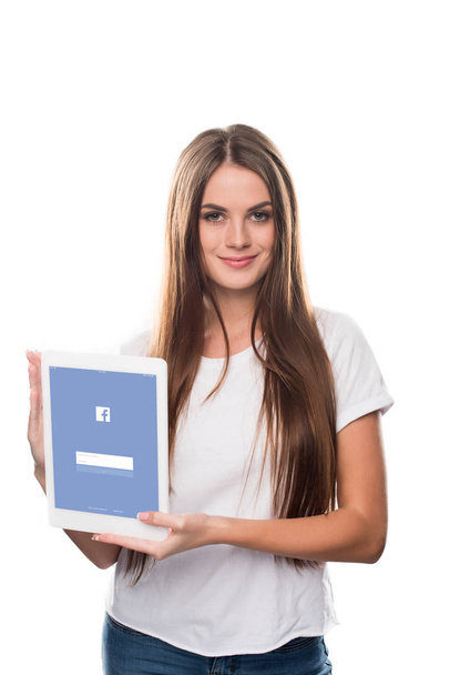 Menina mostrando tablet com página no Facebook
 - Foto, Imagem