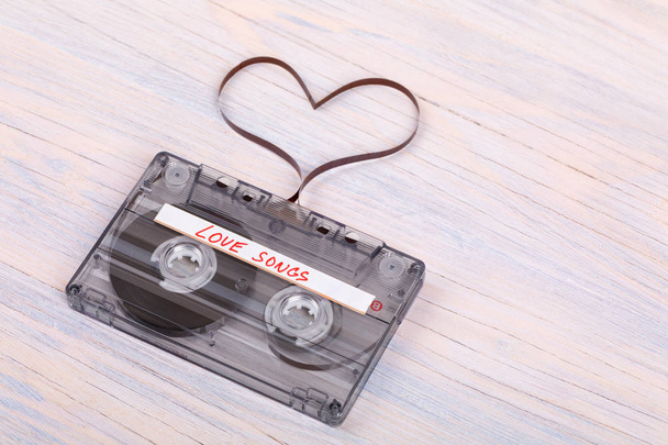 木製の背景のオーディオ カセット テープです。オーディオ映画整形ょん - 写真・画像