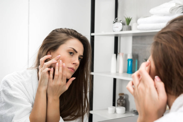 Woman checking face skin - Foto, imagen