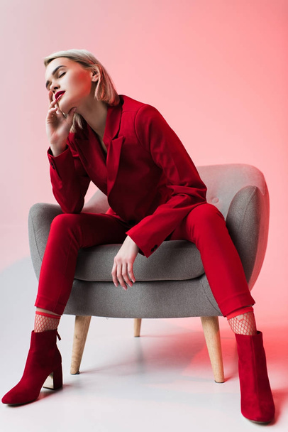 mujer elegante posando en ropa roja
  - Foto, imagen
