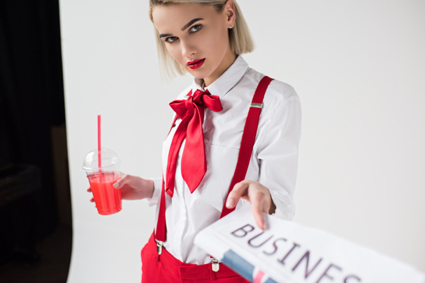 modieuze meisje met zakelijke krant en drankje - Foto, afbeelding