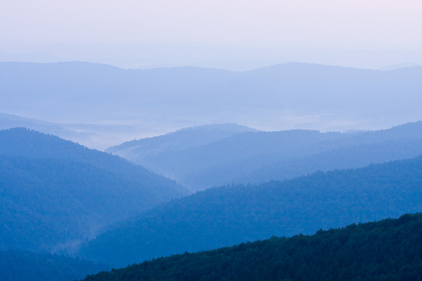 mglisty krajobraz w bieszczady góry, Polska, Europa - Zdjęcie, obraz