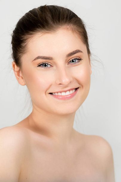 Portrait of a beautiful young smiling woman - Photo, Image