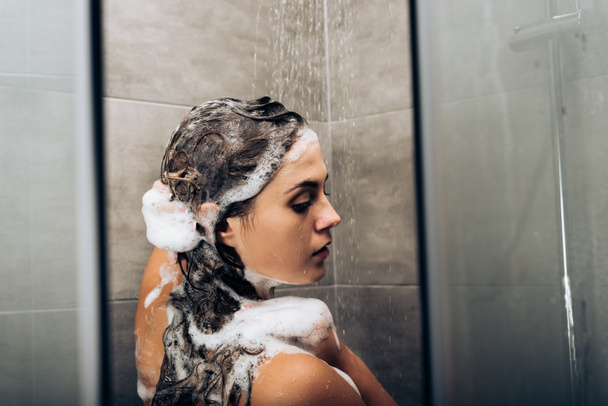 girl washing hair - Φωτογραφία, εικόνα