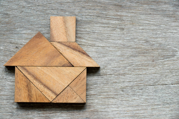 Puzzle Tangram en forme de maison sur fond de bois
 - Photo, image