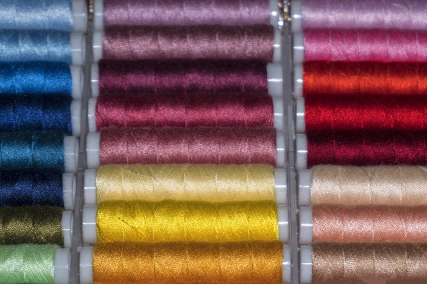 縫製糸のスプールの多くの色 - 写真・画像