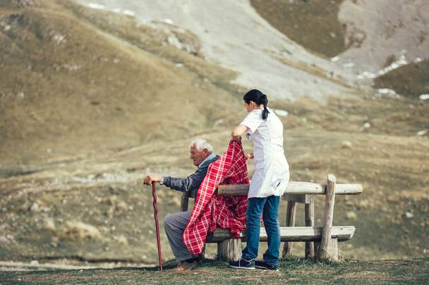 Sairaanhoitaja vanhusten kanssa vanhempi mies
 - Valokuva, kuva