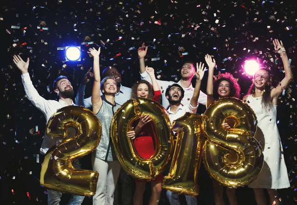Νέοι ευτυχισμένη παρέα με αριθμό μπαλόνια στο νέο κόμμα έτος - Φωτογραφία, εικόνα