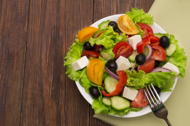 Свежий овощной салат на белом фоне - Фото, изображение
