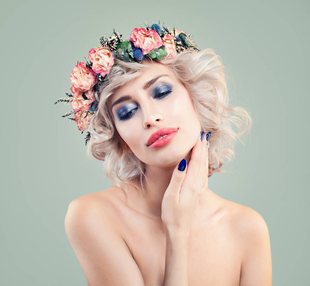 Hermosa mujer en flores de primavera corona
  - Foto, Imagen
