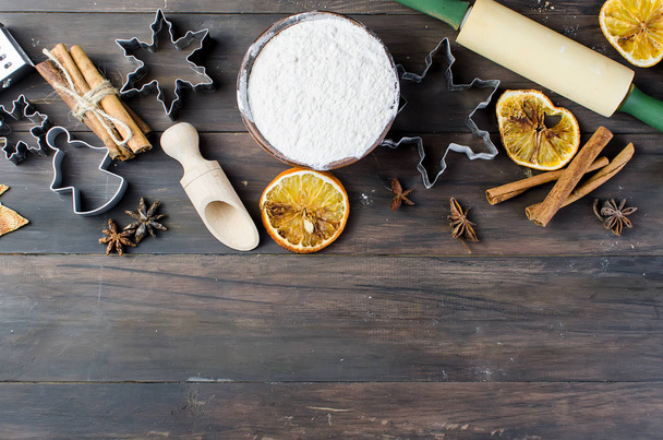 Нарізати тісто для пряників на Різдво та Новий рік
 - Фото, зображення