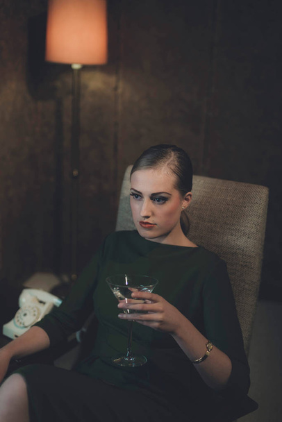 Frau sitzt mit Cocktailglas - Foto, Bild