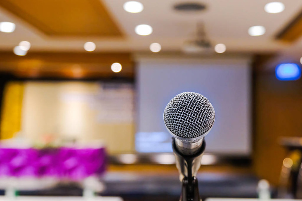 Крупним планом мікрофон у конференц-залі для семінару
 - Фото, зображення