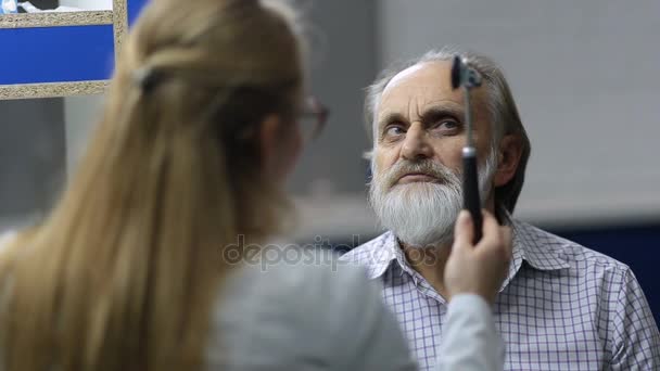 Senior man onderzocht door vrouwelijke neuroloog in kliniek - Video