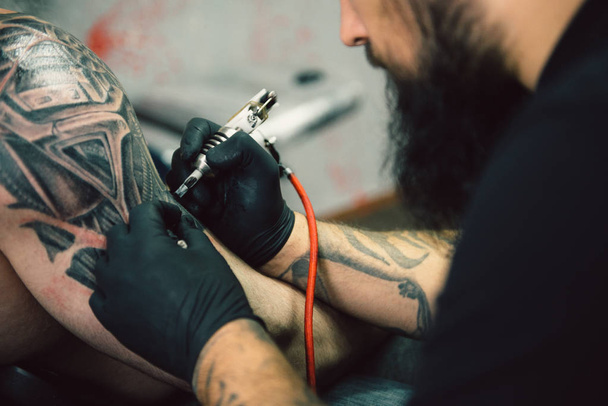 a folyamat létrehozása egy tetoválás a hátán egy férfi - Fotó, kép