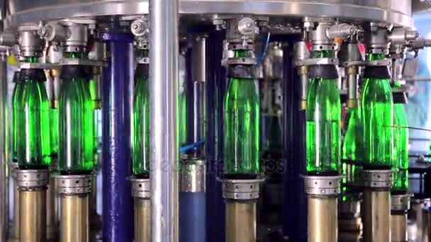 Linie z vody. Zelené skleněné lahve automaticky přesouvat podél linie produkce a naplňte vodou - Záběry, video