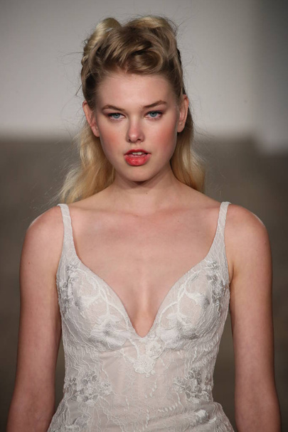 Blush by Hayley Paige  Bridal show   - Photo, image