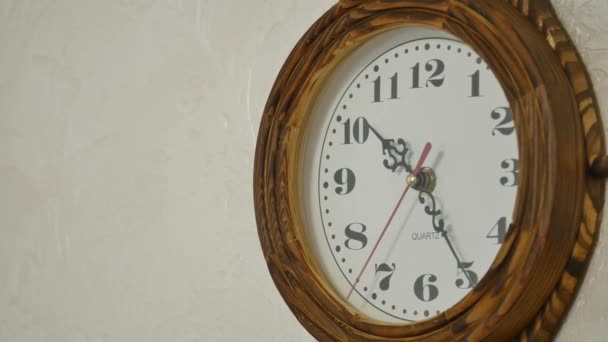 vintage ξύλινο ρολόι τοίχων, κοντινό πλάνο - Πλάνα, βίντεο