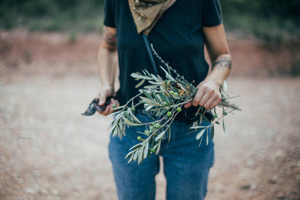 woman holding branch  - Foto, afbeelding