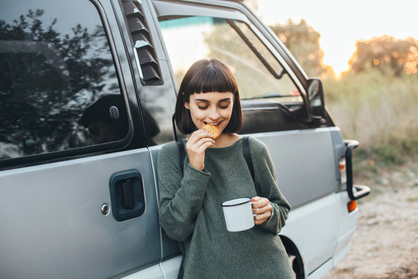 woman eating cookie - Valokuva, kuva