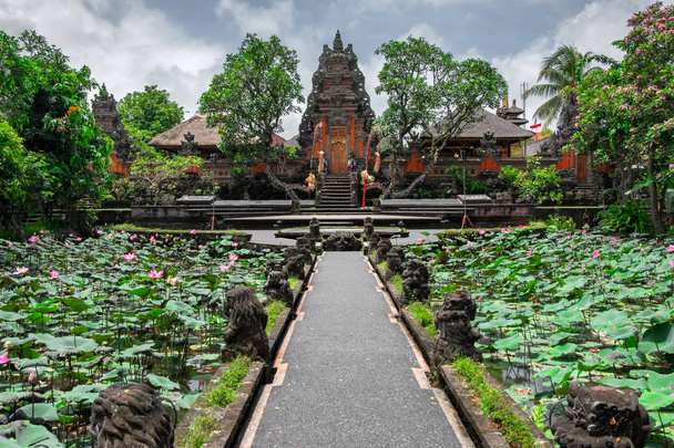 Pura Taman Saraswati (Ubud Water Palace). Temple in Bali - Foto, Imagen