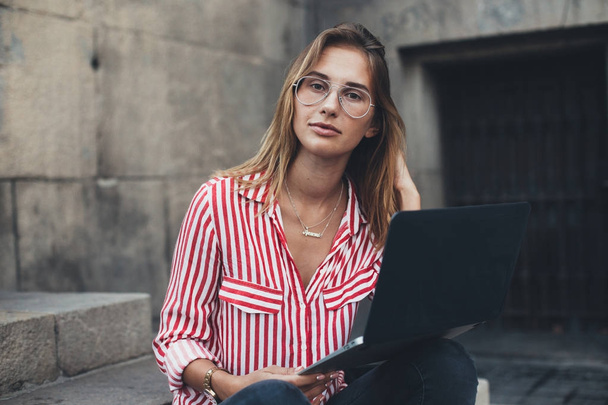 student woman using laptop - Foto, imagen