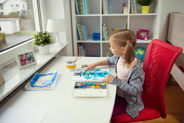 Όμορφο μικρό παιδί κορίτσι ζωγραφική με πολύχρωμα χρώματα στο σπίτι - Φωτογραφία, εικόνα
