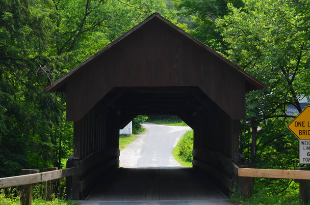 Un puente cubierto marrón
  - Foto, Imagen