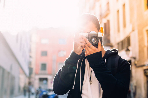 Hipster traveller man with camera - Foto, Imagen
