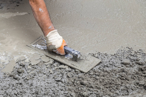Ручной строитель с лопаточным выравниванием бетона
 - Фото, изображение