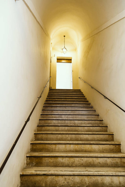 Régi lépcsőház fémfallal szerelt kapaszkodó - Fotó, kép