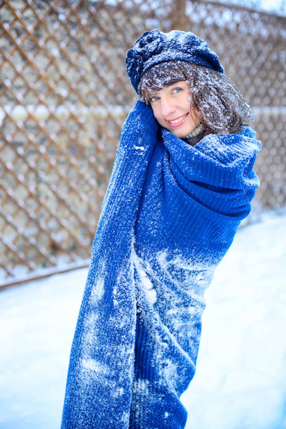 Weihnachtsverkauf. schöne überraschte Frau in roten Handschuhen und weißem Pullover Winter Hintergrund mit Schnee, Emotionen. Lustiges lachendes Frauenporträt. Neujahresumsatz - Foto, Bild