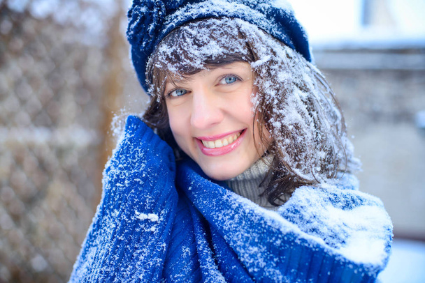 Venta de Navidad. Hermosa mujer sorprendida en manoplas rojas y suéter blanco fondo de invierno con nieve, emociones. Gracioso retrato de mujer riendo. Ventas de año nuevo
 - Foto, imagen