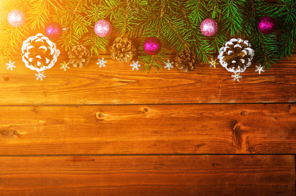 Fondo de madera de Navidad con abeto y conos vista superior
. - Foto, Imagen