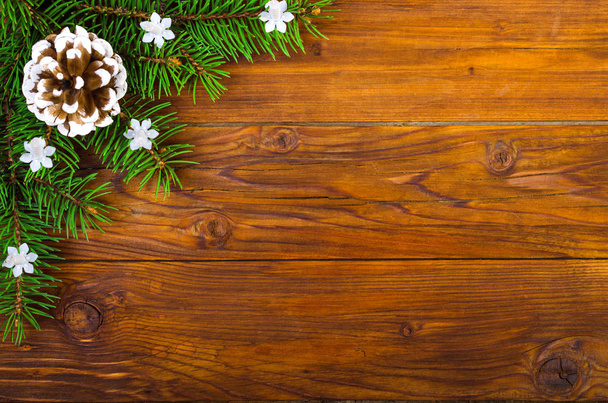 Χριστουγεννιάτικο ξύλινο υπόβαθρο με έλατο και κώνους κάτοψη. - Φωτογραφία, εικόνα