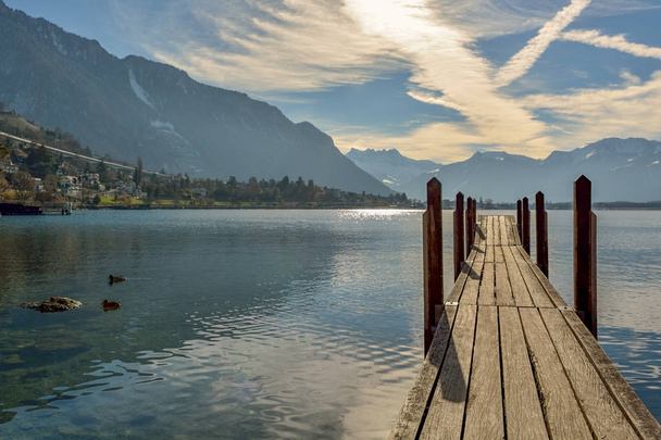 Pequeño muelle de madera en el lago Geneva
 - Foto, Imagen