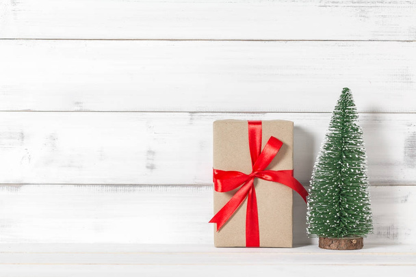 白い素朴な bac の白い木製のクリスマス ツリーとギフト ボックス - 写真・画像