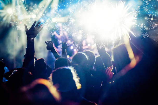 multidão com as mãos levantadas assistindo fogos de artifício - conceito de Ano Novo
 - Foto, Imagem