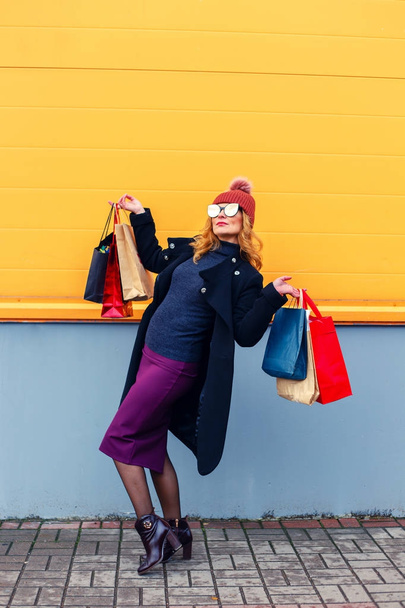 Beautiful woman with shopping bags. - Foto, Imagem