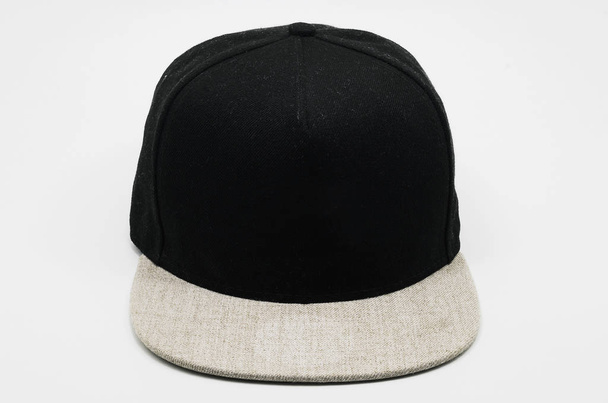 Чорна шапка зі світло-сірим клапаном ізольована на білому
 - Фото, зображення