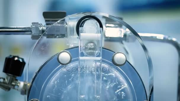 流体ダブルチャンバー バルブです。有望な革新的な材料の生産のための化学実験室の装置です。石油化学産業で複雑な現代の化学研究 - 映像、動画